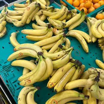 Migros Meyve Sebzelerin Üzerinde Sinekler Var