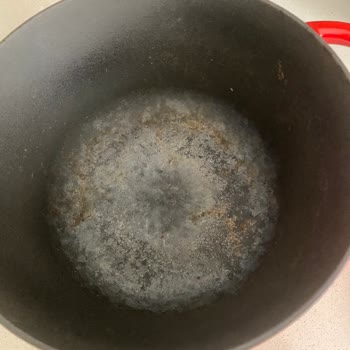 Lava Döküm Tencere Tabanının Rengi Attı