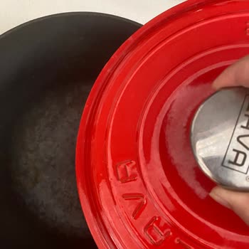 Lava Döküm Tencere Tabanının Rengi Attı