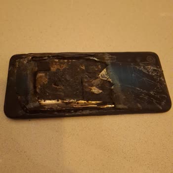 Hiçbir Sorunu Olmayan Realme Telefonum Şarjda Patladı.