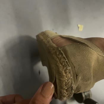 Derimod Ayakkabının Tabanı Ve Arkasında Kırık