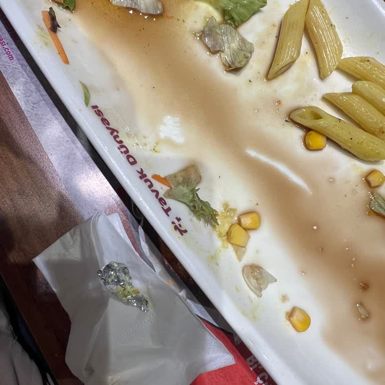 Marmara Park AVM'de Yemeğimden Alüminyum Folyo Çıktı!