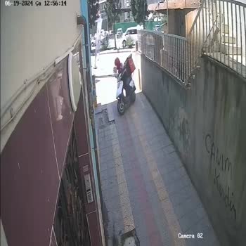 Yemeksepeti Motorlu Kurye Otopark Bariyerine Zarar Verdi, Çözüm Bekliyorum!