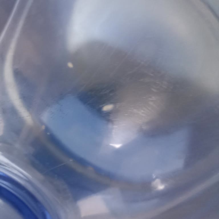 Gümüşpınar Su Yabancı Maddeler Suyun İçinde Yüzüyor