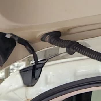 Nissan Borovalı Tamir Onarım Sırasında Yırtılan Be Yalanan Tavan Döşemesi