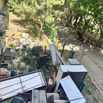 Kültür Ve Turizm Bakanlığı İlçe Kütüphanesi Bahçesinin Çöplüğe Çevrilmesi!