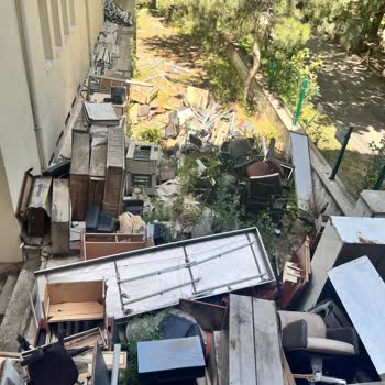 Kültür Ve Turizm Bakanlığı İlçe Kütüphanesi Bahçesinin Çöplüğe Çevrilmesi!