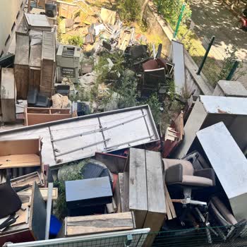 Kültür Ve Turizm Bakanlığı İlçe Kütüphanesi Bahçesinin Çöplüğe Çevrilmesi!