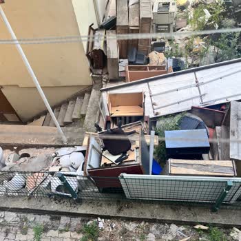 Kültür Ve Turizm Bakanlığı İlçe Kütüphanesi Bahçesinin Çöplüğe Çevrilmesi!