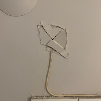 Turkcell Çalışanları Duvarı Patlatıp Gitti.