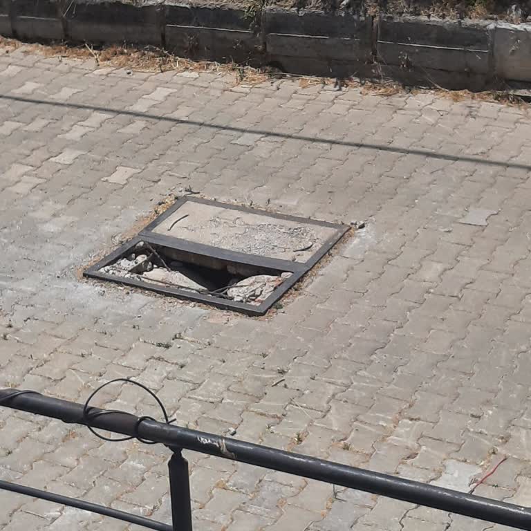 Menderes Belediyesi İzsu Göçük Rögar Kapağını Bildirmeme Rağmen Gereğini Yapmadı