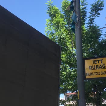 İBB - İstanbul Büyükşehir Belediyesi Kaldırımı Ve Otobüs Duraklarını İşgal Eden Halk