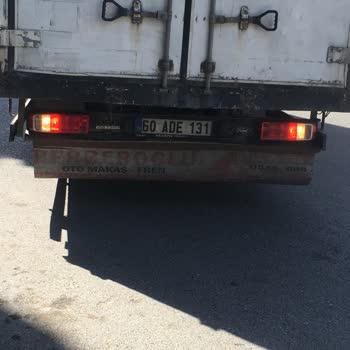 İBB - İstanbul Büyükşehir Belediyesi Kaldırımı Ve Otobüs Duraklarını İşgal Eden Halk