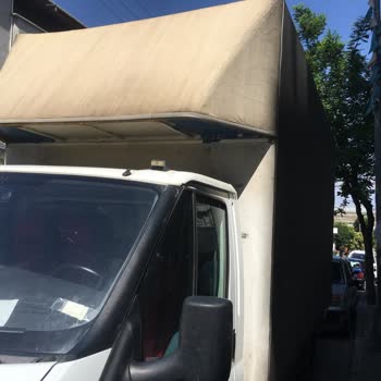 İBB - İstanbul Büyükşehir Belediyesi Kaldırımı Ve Otobüs Duraklarını İşgal Eden Halk