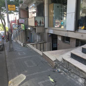 İBB - İstanbul Büyükşehir Belediyesi Kaldırımı Ve Otobüs Duraklarını İşgal Eden Halk