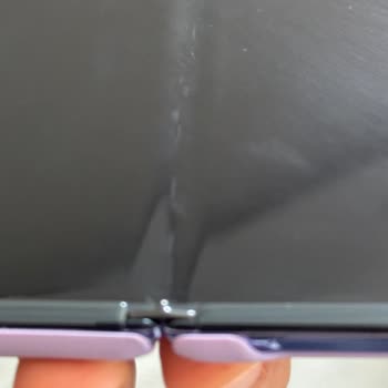 Samsung Telefon Samsung Z Flip Katlama Yerinde Beyaz Cizgi Oluşumu