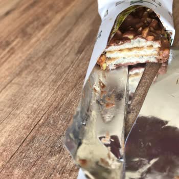 Nestle Ala Damak Çikolatasının İçinden Fıstık Aroması Ve Fıstık Yok