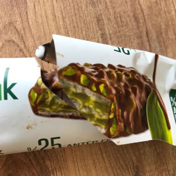 Nestle Ala Damak Çikolatasının İçinden Fıstık Aroması Ve Fıstık Yok