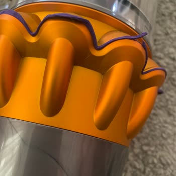 Dyson Marka V15 Süpürgemin Mor Silikonları Koptu.
