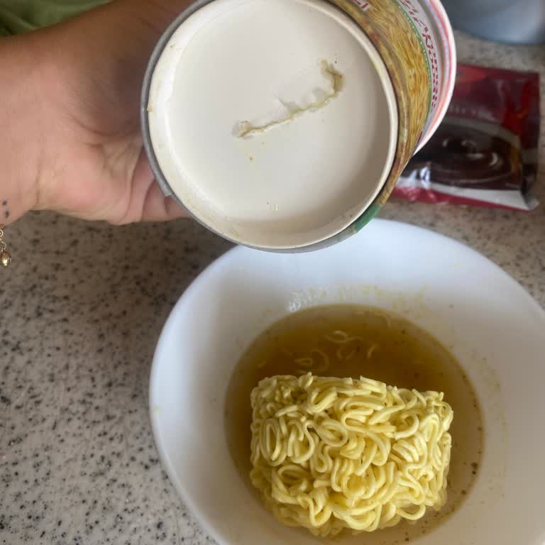 İndomie Noodle Bardak Makarna Altındaki Kesik Sorunu