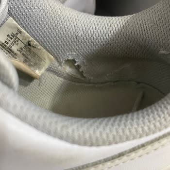 Nike Air Force İçinde Yırtıklar