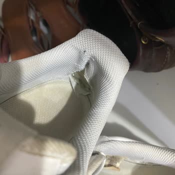 Nike Air Force İçinde Yırtıklar