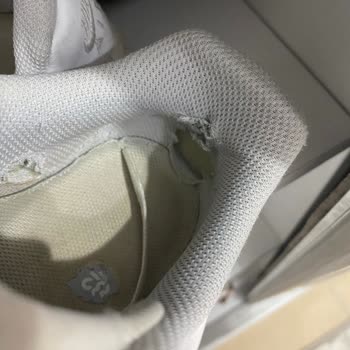 Nike Air Force İçinde Yırtıklar