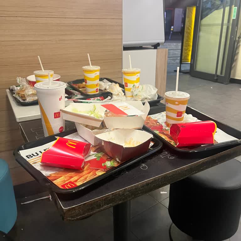 McDonald's Mağazanın Hijyen Eksikliği!