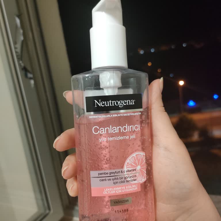 Neutrogena Canlandırıcı Yüz Temizleme Jeli Cildimi Mahvetti