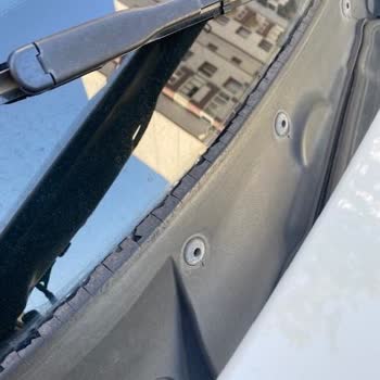 BMW 3.16i (F30 Kasa Kodu) Ön Cam Fitil Çürüme Ve Kırılma Problemi