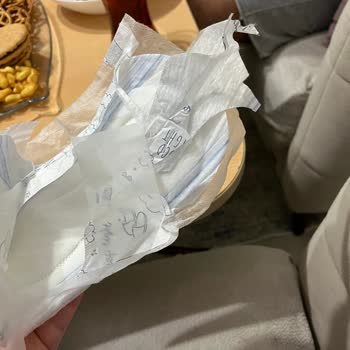 Molped Yırtık Kağıtlar Çıktı İçinden