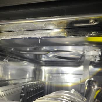 LG DFC512FP Bulaşık Makinesinin Ön Kapak Contası Eriyor.