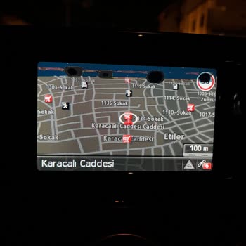 Mercedes-Benz 37 Derecede A180 Navigasyon Ekranı Eridi