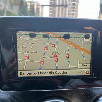 Mercedes-Benz 37 Derecede A180 Navigasyon Ekranı Eridi