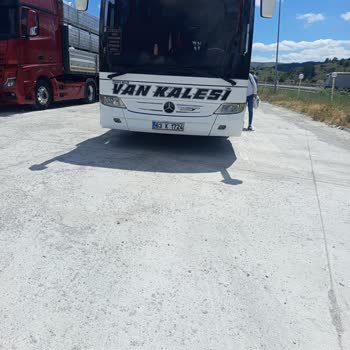 Van Kalesi Turizm İle Mağduriyet: Bozulan Otobüs Ve Bekleyen Yolcular