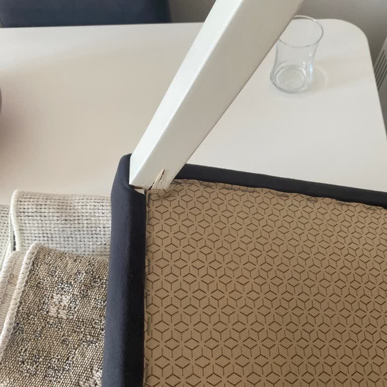 Bellona Yemek Masasının Kırık Ayağı