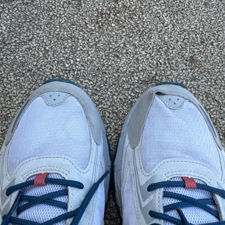 Asics Ayakkabıda Kendiliğinden Oluşan Deformasyon