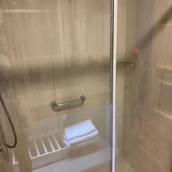 Dolce By Wyndham Çeşme Alaçatı Oda Tuvalet Dolaplar Toz Kıl İçinde