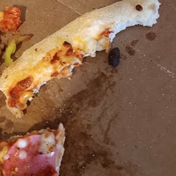 Domino's Pizza'dan Zeytin Çekirdeği Çıktı