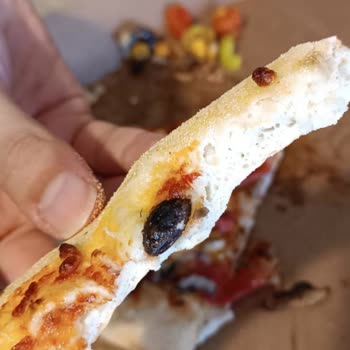 Domino's Pizza'dan Zeytin Çekirdeği Çıktı