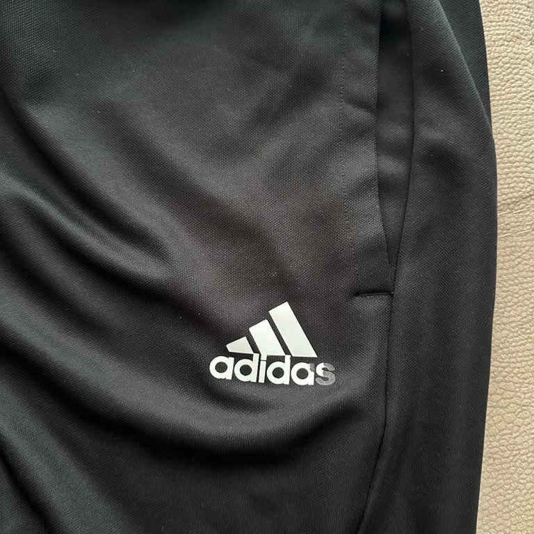 Adidas Eşofmanın Ambleminde Soyulma Var