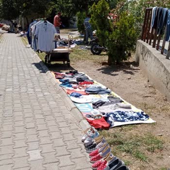 Bayraklı Belediyesi Park Kaldırım İşgal Altında