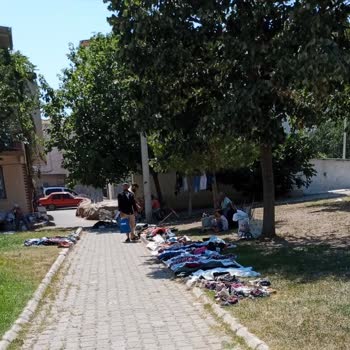 Bayraklı Belediyesi Park Kaldırım İşgal Altında