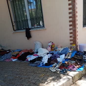 Bayraklı Belediyesi Park Kaldırım İşgal Altında