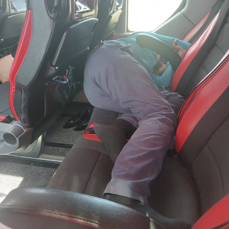 Kamil Koç Muavini Ayakkabıları Çıkartmış Otobüste Yatıyor Ayak Kokusu