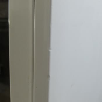 Grundig Buzdolabı Kapak Karsısında Olan Küçük Ezilme Çatlak