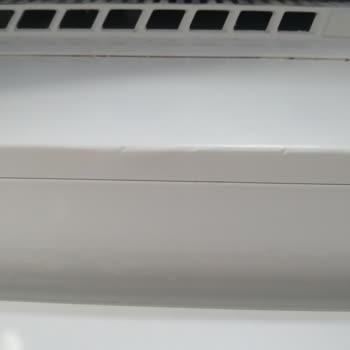 Grundig Buzdolabı Kapak Karsısında Olan Küçük Ezilme Çatlak