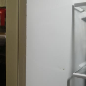 Grundig Buzdolabı Kapak Karsısında Olan Küçük Ezilme Çatlak