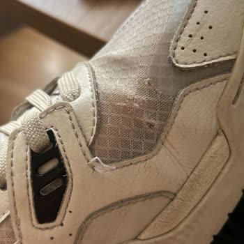 Lacoste Ayakkabılarında Oluşan Delinmeler (SuperStep)