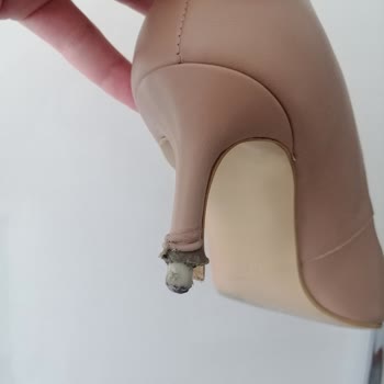 Pelinin Ayakkabıları Topuklu Ayakkabının Bitmeyen Topuk Sorunu